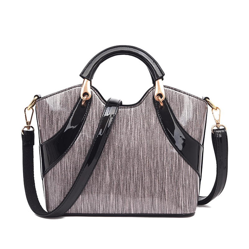  贅沢本革バック