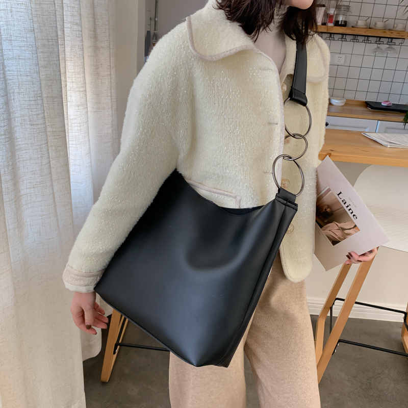 シンプルショルダーバッグ