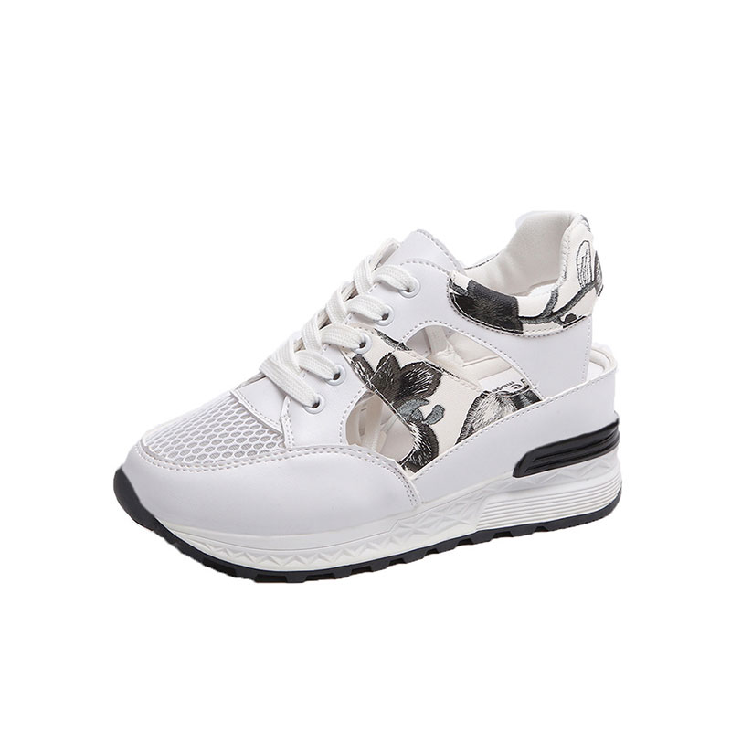 透かし彫りスニーカー