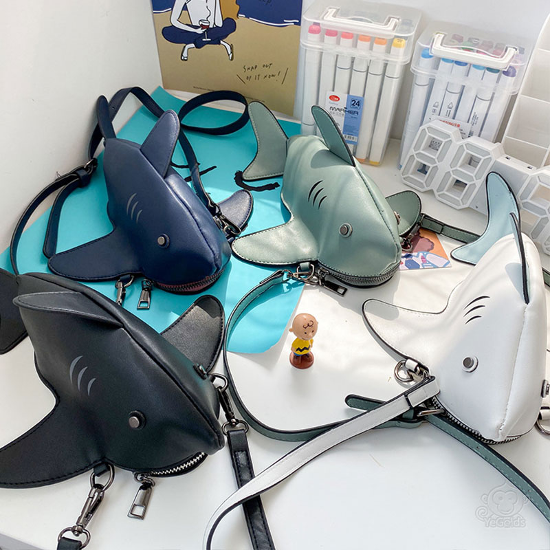 可愛いサメショルダーバッグ