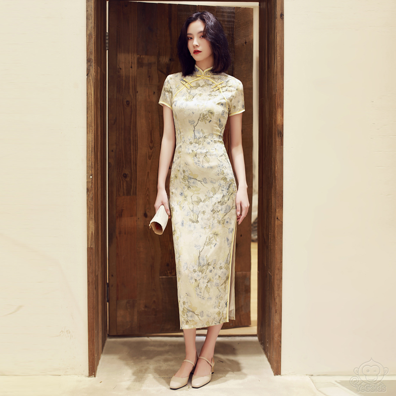 レトロな花柄チャイナドレス