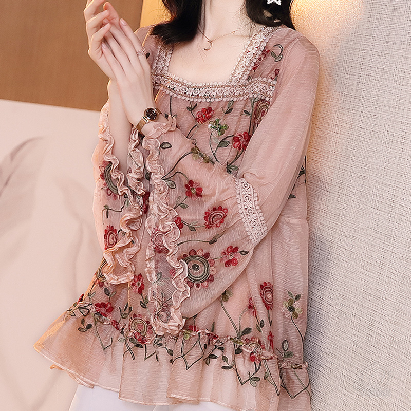 スクエアカラー刺繍ブラウス