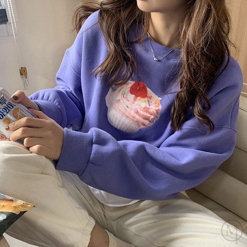 短くて甘いルーズスウェットシャツ