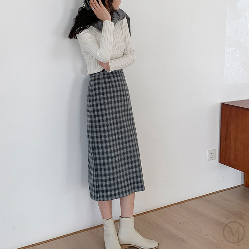 中くらいの長さの格子縞のスカート